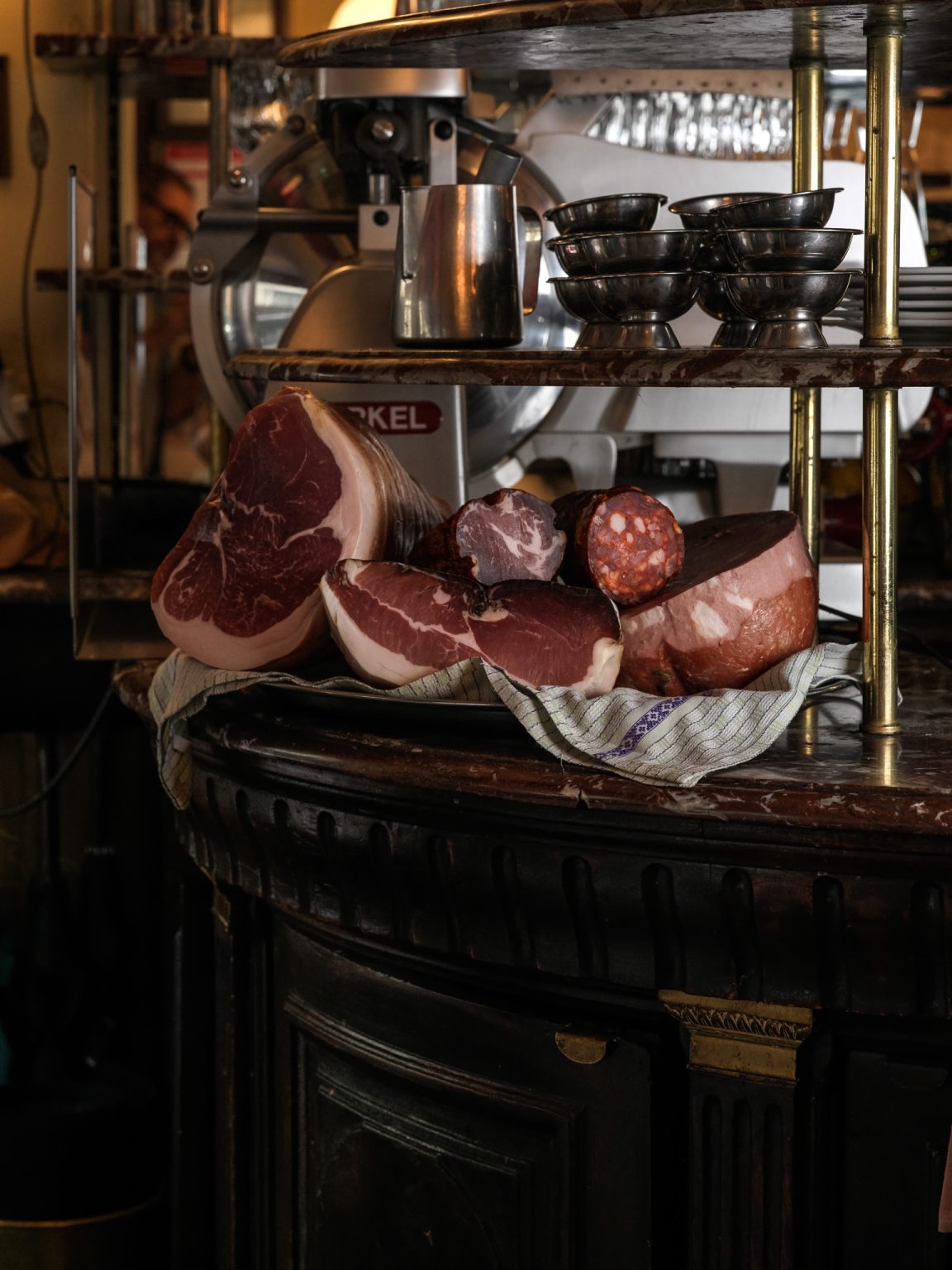 Jambons et charcuterie italienne au bar