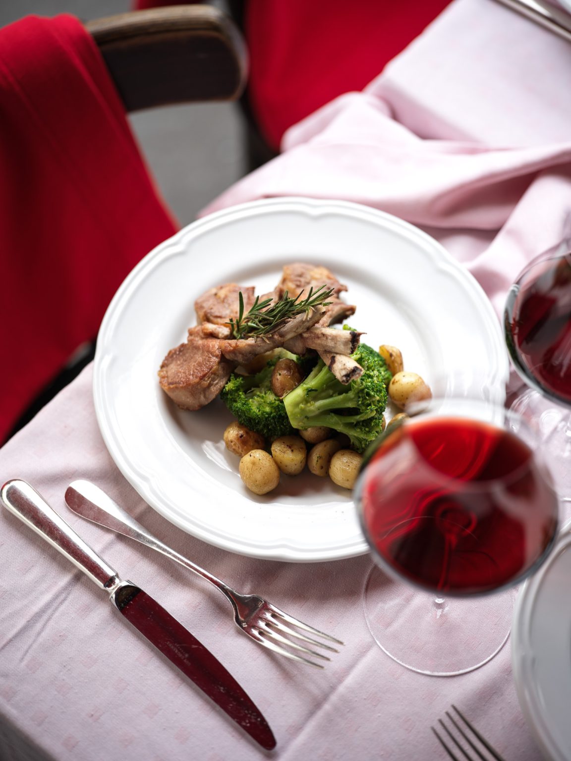 Une assiette d'agneau et un verre de vin rouge