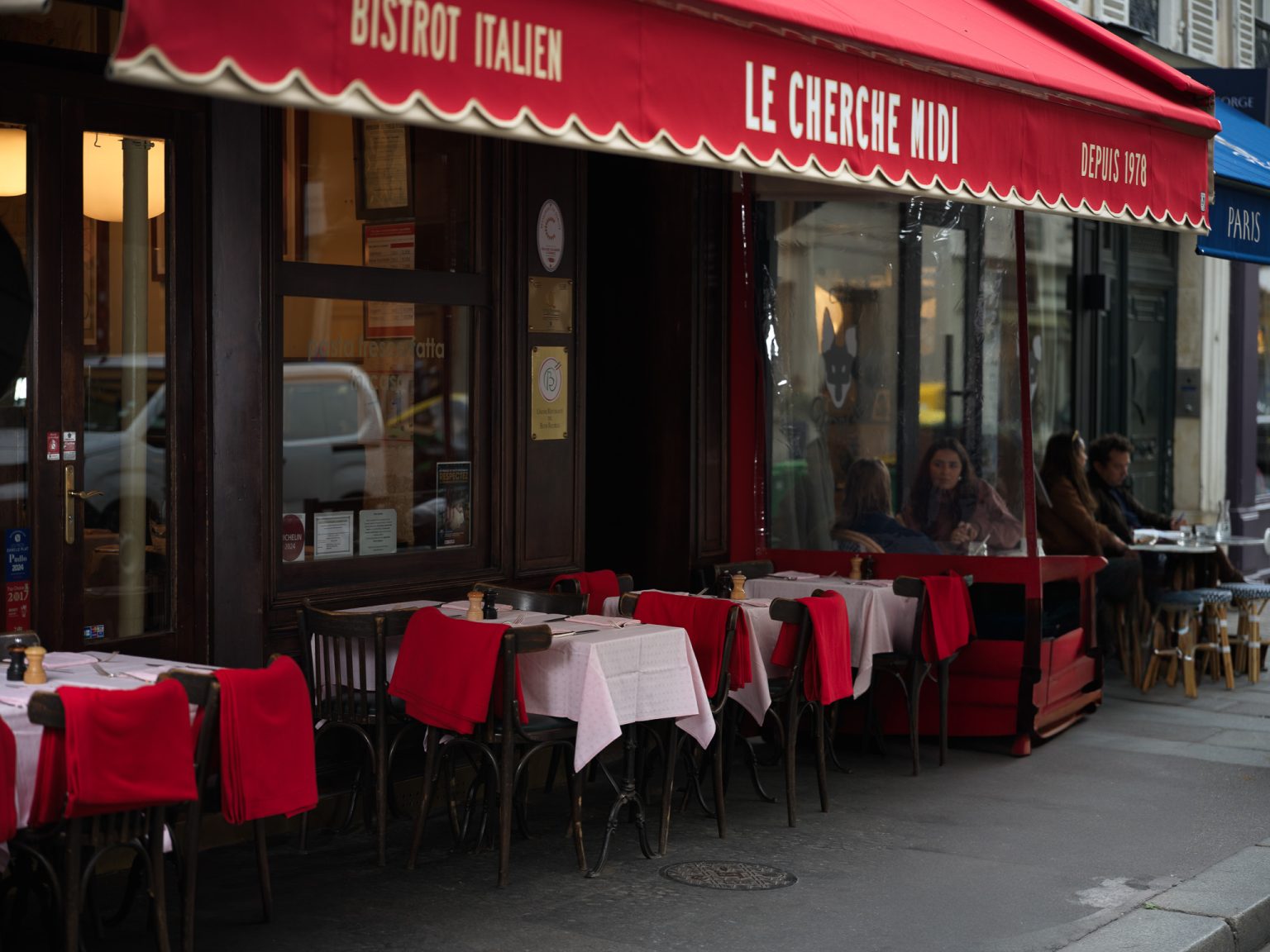 La façade du Cherche Midi et ses stores rouges, rue du Cherche-Midi